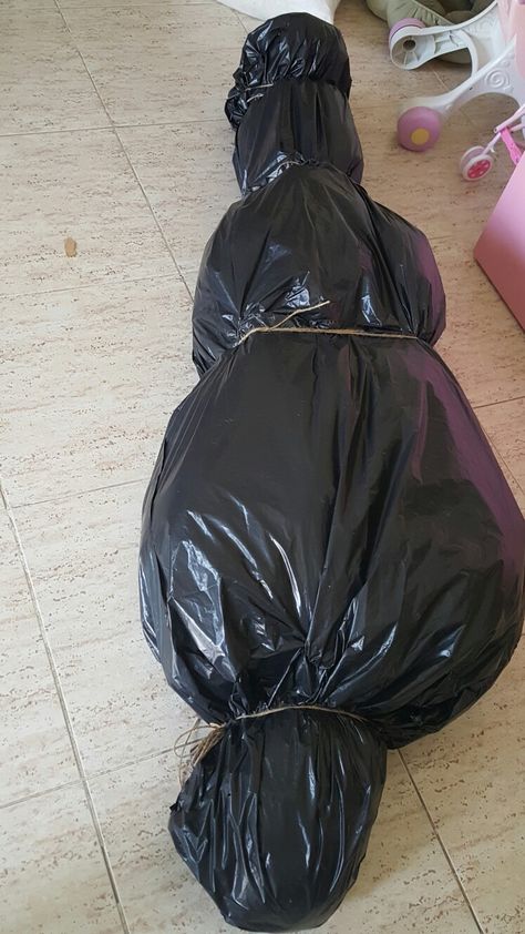 Halloween body bag- made out of boxes, bottles, a ripped up pillow and a lot of duct tape. Dead Body Halloween Decoration, Zombie Birthday, Body Decoration, Zombie Party, Halloween 2015, Easy Diy Halloween, Birthday Halloween Party, Zombie Halloween, Fall Activities