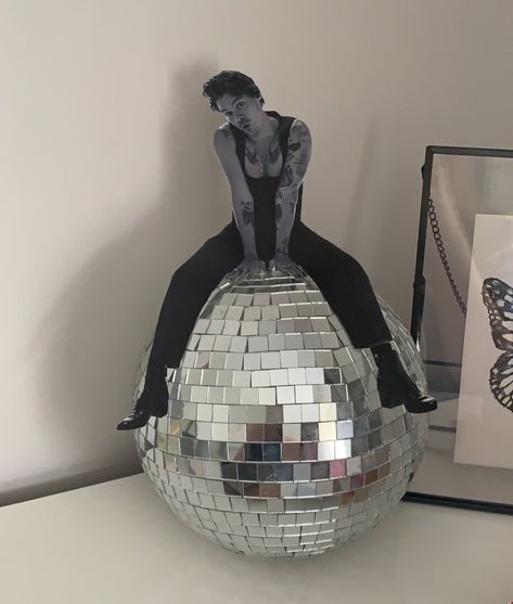 recreated the picture of harry on a disco ball from SNL 2019! disco ball is purely just an accessory! Harry Styles Birthday Decorations, Harry Styles Party Decorations, Harry Styles Disco Ball, Harry Styles On A Disco Ball, Harry Styles Birthday Party, Harry Styles Decor, Harry On Disco Ball, Harry Styles Birthday Party Ideas, Harry Styles Party