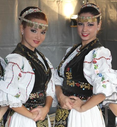 costume populare romanesti romanians traditional romanian people clothing Romanian Clothes, Romanian Clothing, Popular Costumes, Costumes Around The World, Leather Clothing, European Girls, People Clothes, Traditional Costume, Folk Costume