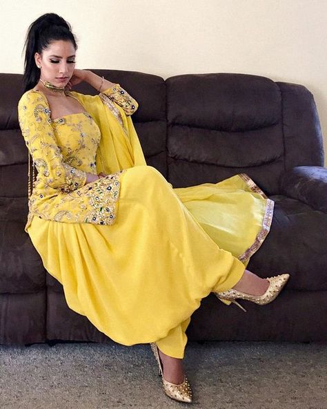 Punjabi Patiyala Dress, Patiala Suit Designs, Indian Salwar Suit, Suit Salwar, Punjabi Fashion, Punjabi Outfits, Indian Designer Suits, Salwar Designs, Oufits Casual