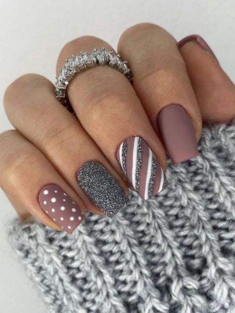 dark brown and silver glitter nails January Gel Nail Colors, Winter Shellac Nail Designs, Mails For Winter 2022, Winter Colored Nails, Fun Winter Nails Acrylic, Nail Designs For Short Nails Winter, Gel Winter Nails Colors, Fun Nails Winter, Dip Winter Nail Ideas