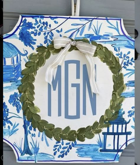 Cotton Door Hanger, Blue And White Door Hanger, Circle Door Hanger Ideas, Diy Chinoiserie Painting, Hand Painted Door Hangers, Southern House Decor, Chinoiserie Door Hanger, Diy Chinoiserie, Plate Wreath