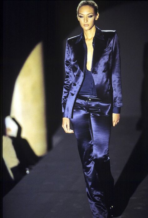 Gucci 1995, Gucci 90s, Sarah Harris, Tom Ford Gucci, John Galliano, Runway Collection, Elegant Outfit, Industrial Style, Tom Ford