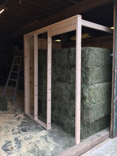 Hay Bale Storage, Hay Shelter, Feed Room, Hay Storage, Hay Bales, Room Storage, Storage Room, Chicken Coop, Pallet Diy