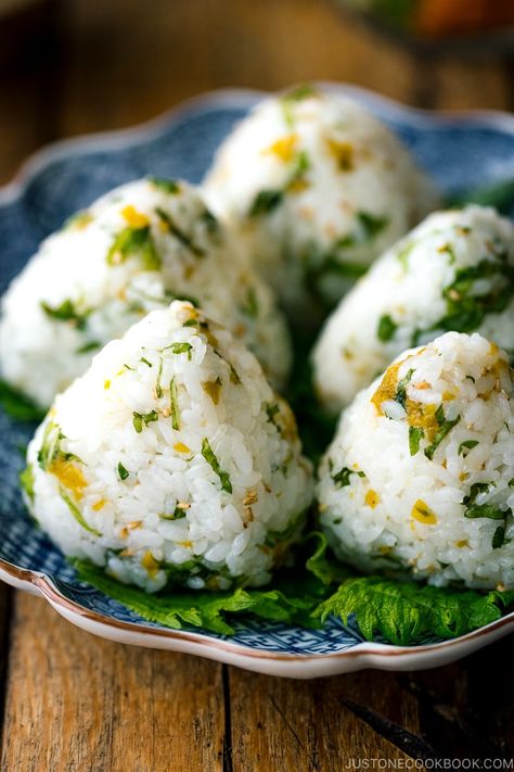 Miso Onigiri, Shiso Recipe, Shiso Leaves, Just One Cookbook, Asian Inspired Dishes, Travel Culture, Japanese Recipes, Summer Cooking, Summer Snacks