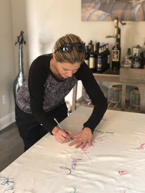 How to make a signature table cloth • Fancy Apron Embroidered Signature Tablecloth, Table Cloth You Can Write On, Writing On Table Cloth, Family Tablecloth, Table Cloth Ideas, Fancy Apron, Signature Tablecloth, Memory Table, Unique Signature