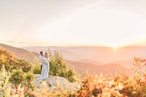 The Best Portrait Overlooks Shenandoah National Park Big Meadows Shenandoah, Shenandoah National Park Engagement Photos, Shenandoah Photoshoot, Shenandoah Virginia, Shenandoah Mountains, Mountain Engagement Shoot, East Coast Travel, Skyline Drive, Park Pictures