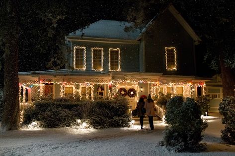 It's a Gilmore Girls Christmas! Fans Can Now Visit the Real Stars Hollow During the Holidays Gilmore Girls House, Gilmore Girls Christmas, Warner Bros Studio Tour Hollywood, Gilmore Girls Merchandise, Emily Gilmore, Holiday Lunch, Warner Bros Studio Tour, Gilmore Girls Fan, Warner Bros Studios