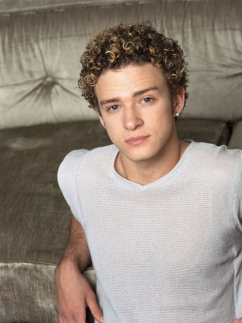 Happy Tuesday! Enjoy this seriously perfect throwback pic of Justin Timberlake. Justin Timberlake Hairstyle, Gossip Girls, Male Celebrities, 90s Hairstyles, Permed Hairstyles, Christina Hendricks, Curly Hair Men, Handsome Actors, Justin Timberlake