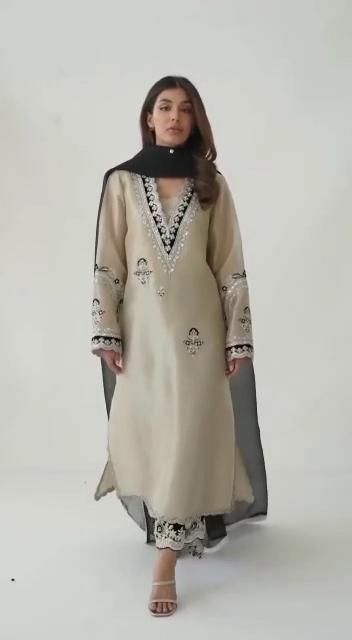 Maharani Designer Boutique, Stylish Kurtis Design, Function Dresses, Velvet Dress Designs, Latest Dress Design, Pakistani Fashion Casual, Photos Of People, Pakistani Fancy Dresses, Hilarious Photos