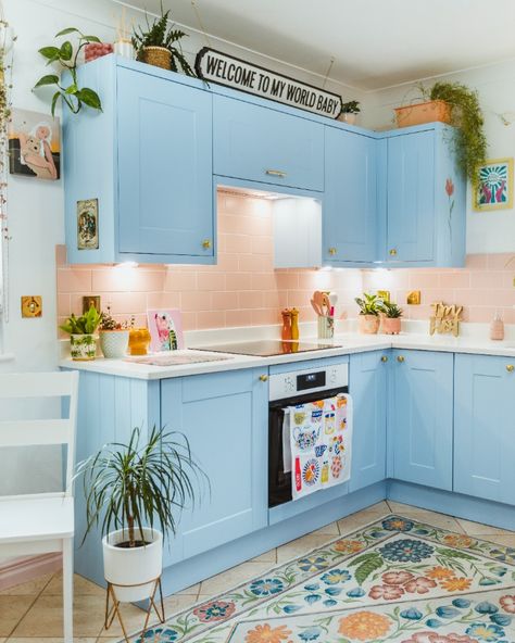 Zoe has styled her bright and bold kitchen with quirky decor and created an energetic and playful space. 

The Shaker Ermine cabinetry in the bright blue Spectrum shade is the perfect backdrop for the eccentric accessories Zoe has chosen to decorate her kitchen. 

House plants in fun pots, patterned storage tins, playful ceramic ornaments and colourful pictures have turned this kitchen into a maximalists dream. Eccentric Kitchen, Wren Kitchens, Design My Kitchen, Deco Pastel, Wren Kitchen, Pastel Kitchen, Pastel Home Decor, Kitchen Planner, Kitchen Colors