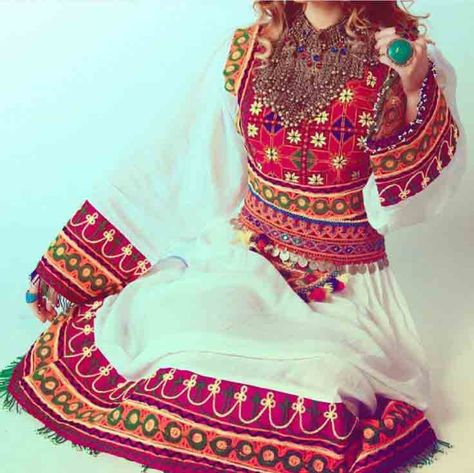 fancy afghan dresses pathani frock style dress designs 2017 Pathani Frock Designs, Pathani Frock, Pakistani Pathani, Frock Styles, Afghani Clothes, Frock Designs, Afghan Girl, Afghan Fashion, Afghan Clothes