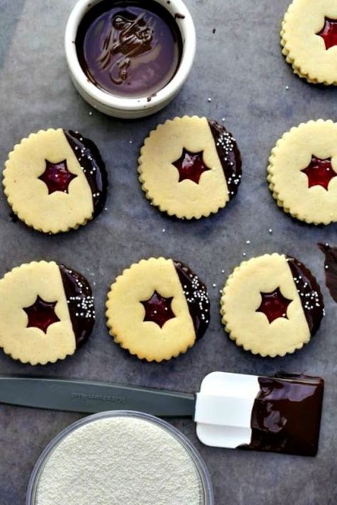 Chocolate-Dipped Linzer Cookies: You didn't think we were going to forget to include a chocolate twist on Linzer cookies, did you? Enjoy these chocolate dipped linzer cookies as Christmas dessert. Find more easy and delicious linzer cookie recipes and ideas for Christmas here. Cake Aesthetic Design, Cake Pictures Aesthetic, Holiday Sweets Recipes, Raspberry Linzer Cookies, Holiday Recipes Christmas Desserts, Christmas Sweets Recipes, Linzer Cookie, Linzer Cookies Recipe, Swiss Food