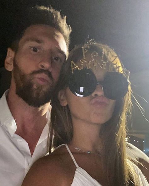 Messi Y Antonella, Messy Girl Aesthetic, Messy Wallpaper, Messi And Wife, Antonella Messi, Sports Drawing, Lionel Messi Family, Aesthetic Sports, Jordi Alba