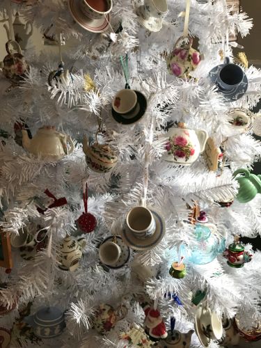 Christmas Tree Decorated With Tea Cups, Tea Party Christmas Tree, Teacup Christmas Tree, Teacup Christmas Ornaments, Tea Cup Christmas Tree, Tea Cup Ornaments, Yea Cup, Tea Ornaments, Teacup Christmas