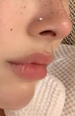 Nose Piercing Reference, Silver Stud Nose Piercing, Nos Piercing, Clear Nose Stud, Cute Nose Piercings Aesthetic Stud, Aesthetic Piercings Nose, Piercing Nose Ideas, Nose Stud Piercing Aesthetic, Nose Piercing Grunge