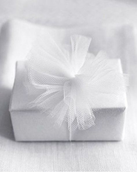 Photo White Winter Wedding, Tulle Bows, 40th Gifts, Wedding Color Palette, Martha Stewart Weddings, Wedding Boxes, Bath Bomb, Gift Decorations, Christmas Wrapping