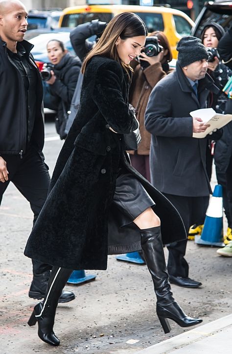 Kendall Jenner Long Coat, Long High Heels Boots Outfit, Kendall Jenner Winter Style, Kendall Jenner Street Style, Kendall Style, Kendall Jenner Outfits, February 8, Jenner Style, Kaia Gerber