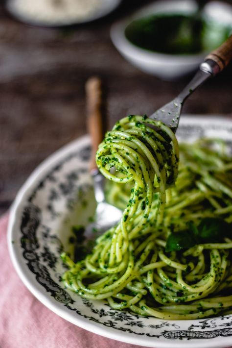 Pasta with spinach pesto sauce - Teti's flakes Spinach Pesto Sauce, Spinach Pesto Pasta, Pesto Sauce For Pasta, Basil Pesto Sauce, Pasta With Spinach, Spinach Pesto, Favorite Pasta Recipes, Pasta Spaghetti, Pasta Pasta