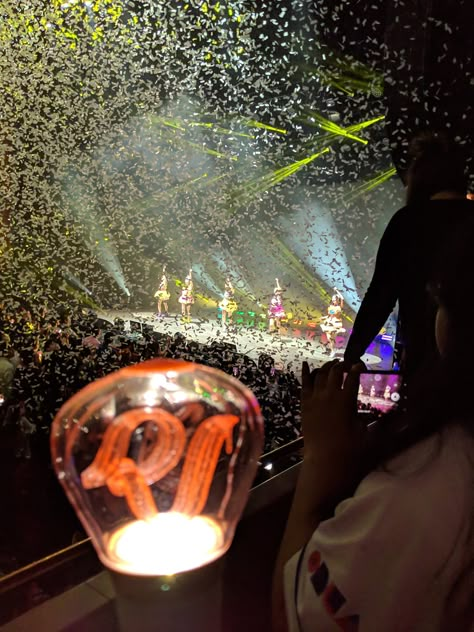 Red Velvet Low Quality, Red Velvet Lightstick, Red Velvet Concert, Happiness Red Velvet, Kpop Lightsticks, Love Talk, Red Velvet Yeri, Concert Aesthetic, Light Stick