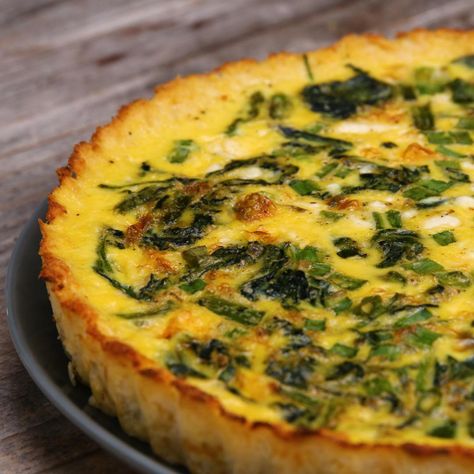 Cauliflower-Crusted Quiche Quiche con base de coliflor Cauliflower Quiche, Breakfast Cauliflower, Eggs Asparagus, Avocado Egg Bake, Recipe Cauliflower, Jewish Foods, Weekend Meal Prep, Lentil Meatballs, Cereal Magazine