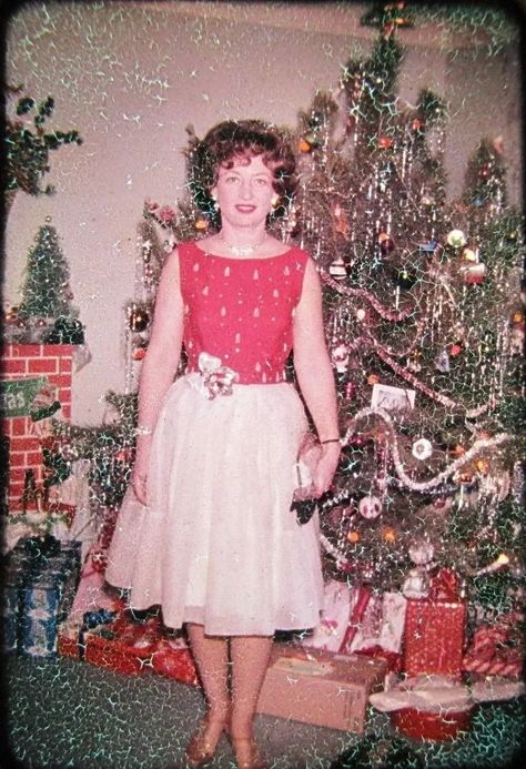 40 Vintage Snaps of People Dressing Up For Christmas in the 1960s ~ Vintage Everyday 50s Christmas, 1960s Christmas, Vintage Christmas Photos, Xmas Shopping, Kitsch Christmas, Dress Up Day, Blogger Design, Retro Pop, Bell Bottom Pants