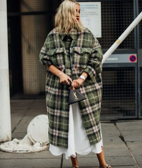 Shacket Street Style, Shacket Outfit Women, Outfits Minimal, Shacket Outfit, Chic Autumn, Casual Blazer Women, Look Magazine, Coat Trends, Minimal Classic