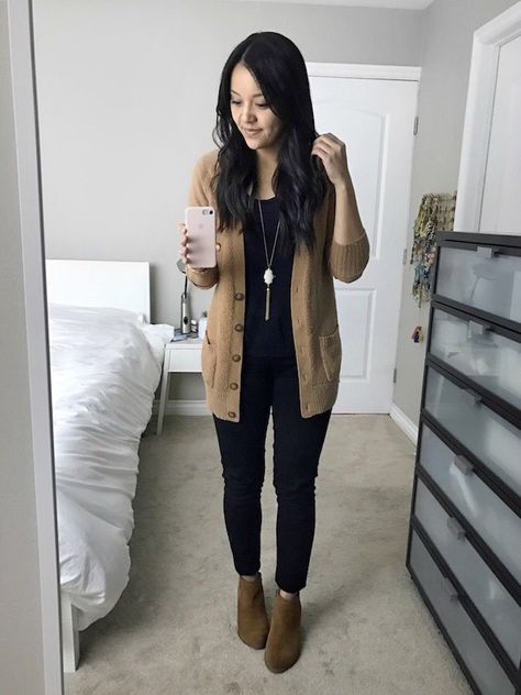 Simple and cute casual look. Love the black-brown color palette. Comfy Jeans Outfit, Looks Jeans, Outfit Jeans, Winter Outfits For Work, Casual Work Outfits, Black Women Fashion, Work Outfits Women, Professional Outfits, Winter Outfits Women