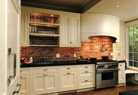 Kitchen with country charm. White Cabinets Black Countertops, Faux Brick Backsplash, Backsplash For White Cabinets, Backsplash With Dark Cabinets, Brick Backsplash Kitchen, Trendy Kitchen Backsplash, Backsplash Tile Design, Cream Cabinets, Cheap Countertops