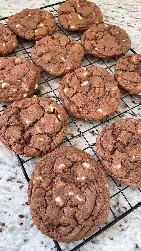 Reverse Chocolate Chip Cookies, Cookies With White Chocolate Chips, Cookies With White Chocolate, Frozen Cookie Dough, Frozen Cookies, Cookie Scoop, Chocolate Chip Cookie, White Chocolate Chips, Cookies Recipes Chocolate Chip