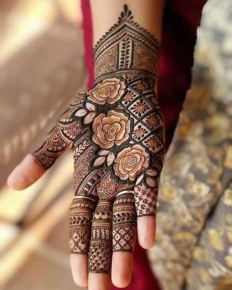 Discover our stylish collection of top 15 Pakistani mehndi designs. Pakistani Mehndi Designs, Indian Mehndi Designs, Tattoo Henna, Rose Mehndi Designs, Modern Mehndi Designs, Full Mehndi Designs, Stylish Mehndi, Stylish Mehndi Designs, Latest Bridal Mehndi Designs