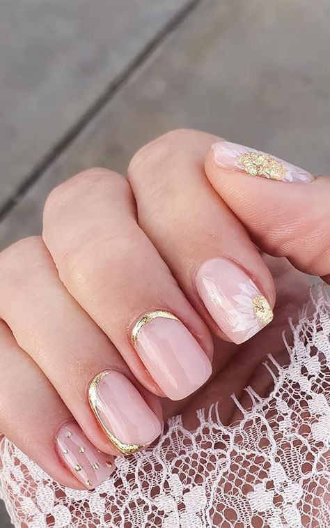 Nails With 1 Glitter Nail, Nails With 3 Dots, Nude Pink Short Nails, Short Nails With Gold, Wedding Nails Ombre, Classy French Nails, Nude Pink Nails, Pink Gold Nails, Mom Nails