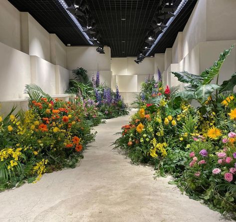 Off-White Celebrates the Life of Virgil Abloh With Flower Installations Coffee Gadgets, Plant Installation, Wedding Backdrop Design, Flower Installation, Diy Home Decor Ideas, Sunflower Decor, Home Decor Projects, Wedding Mood Board, Big Flowers