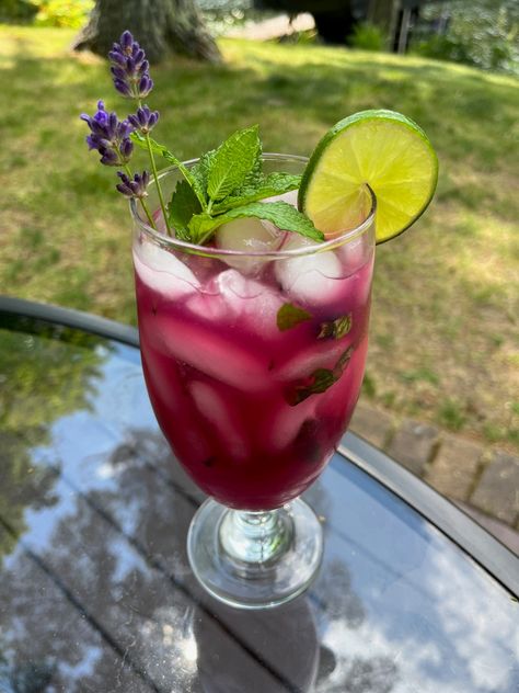 Blueberry Lavender Mojito Recipe Lavender Varieties, Growing Mint, Mint Mojito, Mint Plants, Mojito Recipe, Summer Barbecue, Rum Drinks, Rum Cocktail, Fresh Mint Leaves