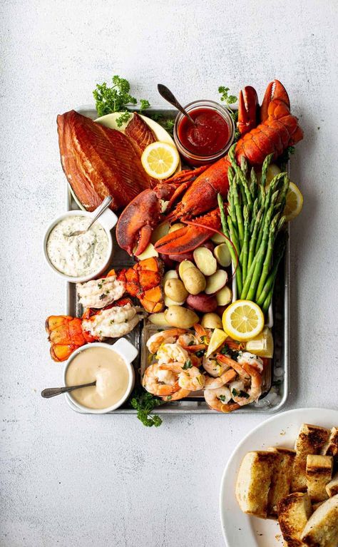 How to Make a Seafood Platter - Fresh Flavorful American Food Party, Sushi And Sashimi, Smoked Oysters, Baked Fish Recipes, Food Seafood, Brunch Spread, Fish Platter, Frozen Seafood, Seafood Platter