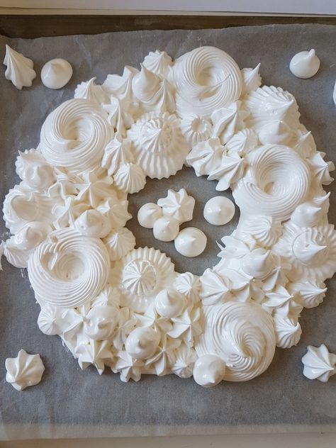 Pretty Pavlova, Meringue Cake Decoration, Holiday Pavlova, Meringue Designs, Desserts Design, Food For Party, Christmas Catering, Pavlova Cake, Meringue Desserts