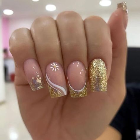 Short Gold Nails, Nagel Tips, Manicure Diy, Gold Nail, Style Français, Fake Nails With Glue, Diy Nail Art, Nail Forms, Stick On Nails