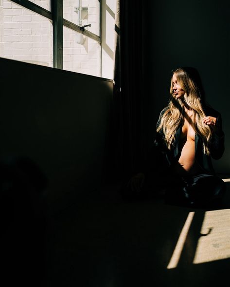 I had to share the dark side of this maternity session🌘 — Such a stunning mama! ✨ I’m beginning to love the dark and moody shadows! 🖤 Thanks for teaching us how to work with this kind of light @tracylaynephotography ! 📸✨ #picalamodeimage • • • #lifeofaphotographer #shadowsandlight #photographylighting #photographyeducation #lessonslearned #fullcircle Budiour Photography Ideas, Dark And Moody Photography, Moody Photography, Dark And Mysterious, Photoshoot Studio, Studio Session, Test Shoot, Photography Education, Dark And Moody