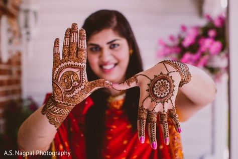 Mehndi Party http://www.maharaniweddings.com/gallery/photo/33861 Mehndi Rasam Photography, Mehndi Stills, Mehndi Shoot Wedding Photography, Mhendi Photo, Mehndi Photo Shoot, Mahendi Pose, Mehndi Shots, Mehandi Pose, Mehandi Photography