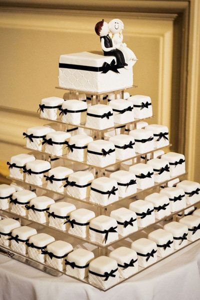 Mini Wedding Cakes, Wedding Cake Alternatives, Traditional Wedding Cake, Water Wedding, Diy Cake Topper, Traditional Cakes, Wedding Cakes With Cupcakes, Cool Wedding Cakes, Luxury Wedding Venues