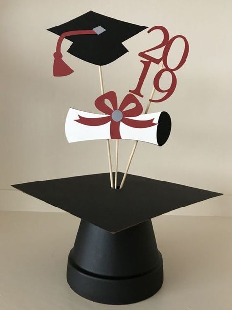 Graduation Decor For Kindergarten, Grad Center Piece Ideas, Simple Graduation Centerpieces Diy, Grad Centerpiece Ideas For Guys, Unique Graduation Centerpieces, Graduation School Decorations, Graduation Cake High School, Red And Silver Graduation Party Ideas, College Graduation Centerpieces