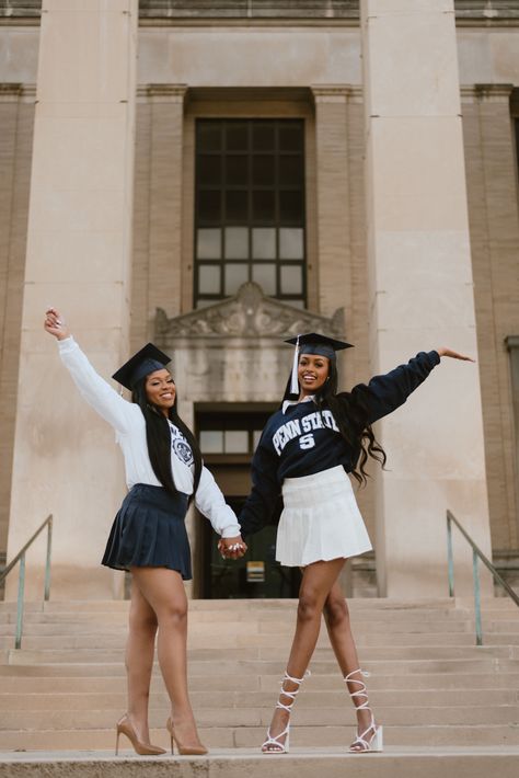 Graduation Pictures With Friends Black, Graduation Outfit Ideas Photoshoot, Graduation Photoshoot Best Friends, Cousin Graduation Pictures, Graduation Outfit Ideas College, Besties Graduation Pictures, Graduation Pictures With Best Friend, Teacher Graduation Photoshoot, Uwi Graduation