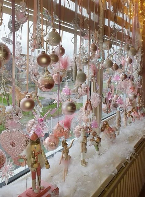 Xmas Store Window Displays, Pastel Christmas Centerpiece, Pink Christmas Window Display, Nutcracker Window Display, Pink Christmas Mantle Decor, Pinkmas Party, Pastel Christmas Aesthetic, Creative Christmas Tree Ideas, Diy Christmas Trees