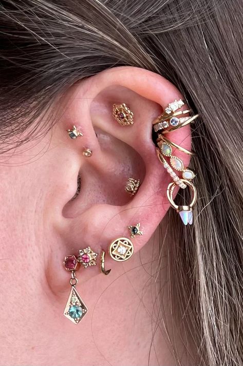 Ear Piercing Styling Silver, Ear Inspiration Piercing, Piercing Set Up, Ear Piercing Sets, Coin Slot Piercing, Ear Setup, Piercing Designs, Pretty Ear Piercings, Cool Piercings