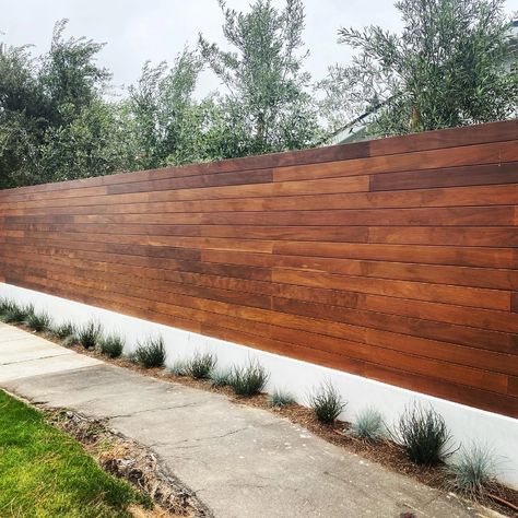 Ipe Hardwood Horizontal Fence with Stain in Newport Beach, CA | Fences-Horizontal Horizontal Fence Gate, Fence Diy Ideas, Horizontal Wood Fence, Bungalow Backyard, Diy Fence Ideas, Slat Fence, Modern Wood Fence, Horizontal Slat Fence, Redwood Fence