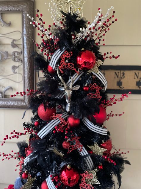 White Christmas Tree With Red And Black Ornaments, Red Black White Christmas Decor, Christmas Tree Red Black And White, Black Christmas Tree Red Ornaments, Black And Red Christmas Decorations, Black Christmas Tree With Red Ornaments, Red And Black Christmas Tree Ideas, Black Red And White Christmas Tree, Red Black And White Christmas Decor