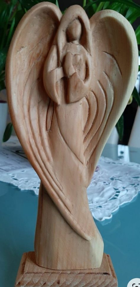 Diy Projects Wood, Wood Working Ideas, Tre Kunst, Pins Ideas, Pottery Angels, Angel Wall Art, Santa Carving, Dremel Carving, Simple Wood Carving