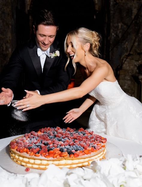 Wedding Cake Raspberry, Strawberry Wedding Cakes, Raspberry Wedding, Wedding Cake Photos, Classic Wedding Cake, Christian Wedding, Wedding Cake Inspiration, Bridal Inspo, Italy Wedding