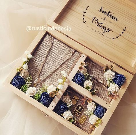 Ring Box Wedding Diy, Frames Diy Crafts, Hantaran Pernikahan, Diy Notebook Cover, Chalk Crafts, Creative Wedding Gifts, Wedding Gifts Packaging, Flower Bouquet Diy, Creative Birthday Gifts