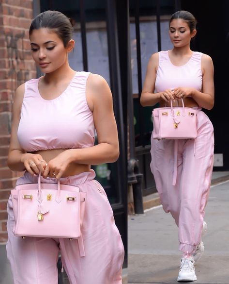 Pink Birkin Bag, Birkin Outfit, Pink Birkin, Andro Fashion, Kylie Jenner Fashion, King Kylie Jenner, Kylie Jenner Outfits, Street Outfits, Old Fashion Dresses